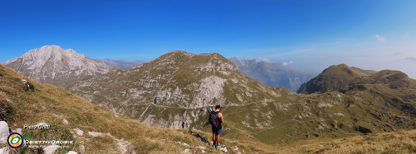 54 Da Cima Grem scendiamo alla bocchetta con bella vista su Arera-Foppazzi-Golla....jpg